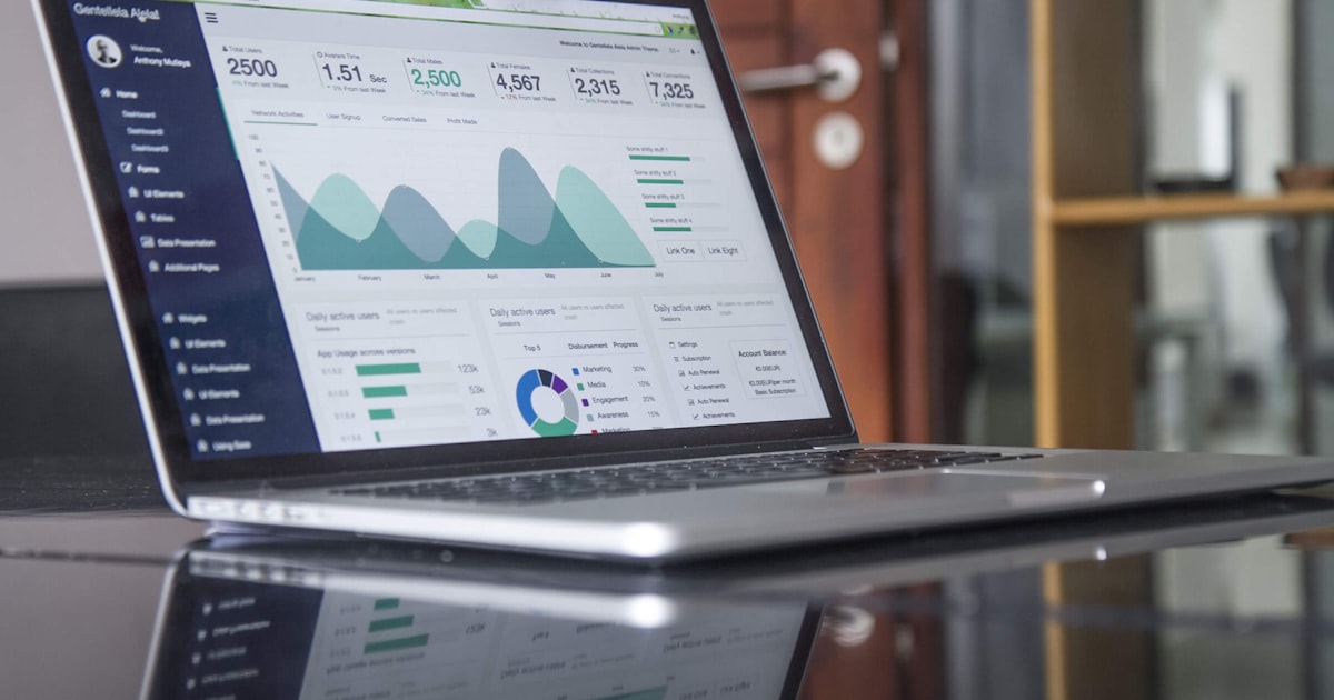 SEO analytics dashboard showing organic traffic and keyword performance trends
